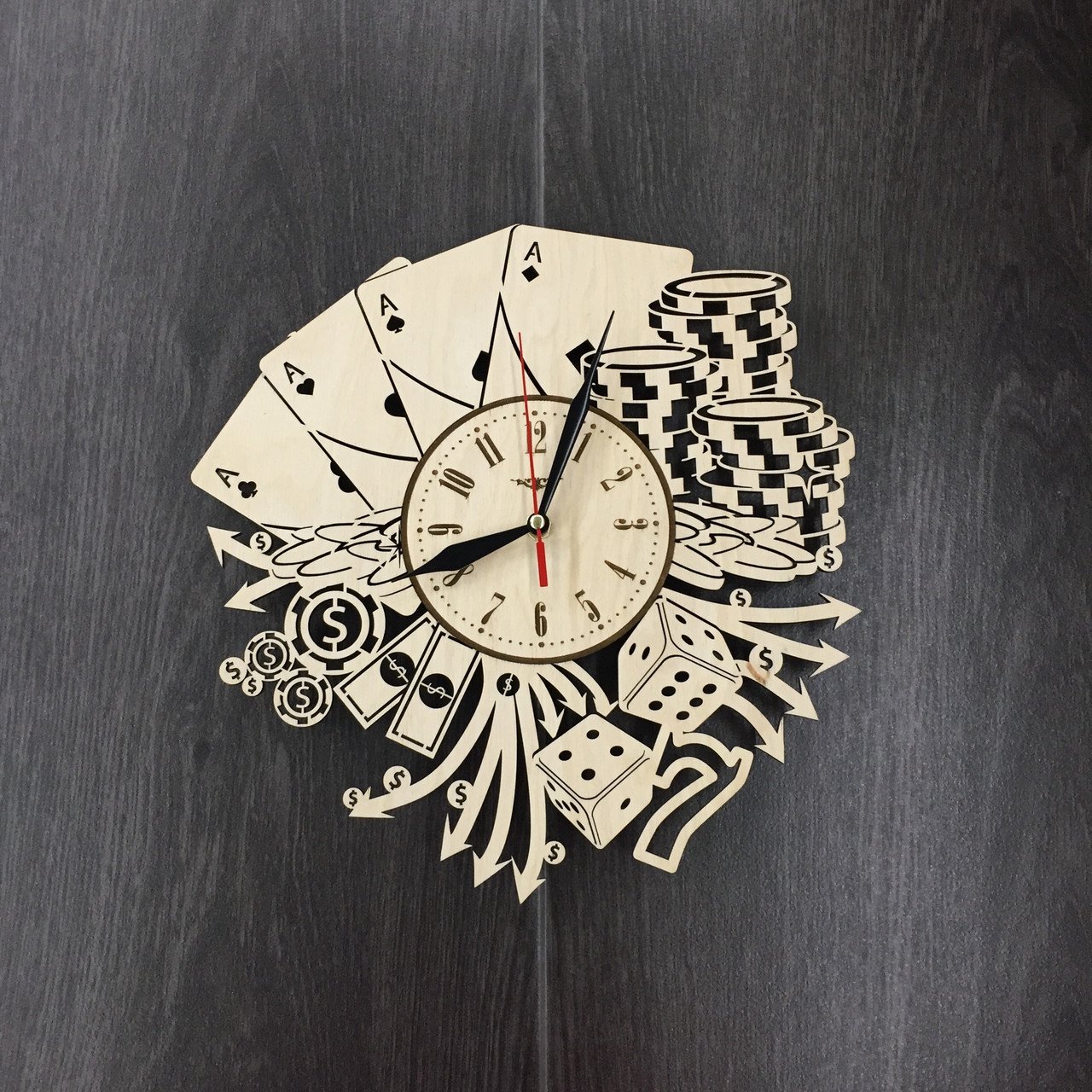 Часы 31 15. Часы настенные дизайнерские. Часы из дерева настольные и настенные. Часы настенные арт дерево. Покерные часы из дерева.