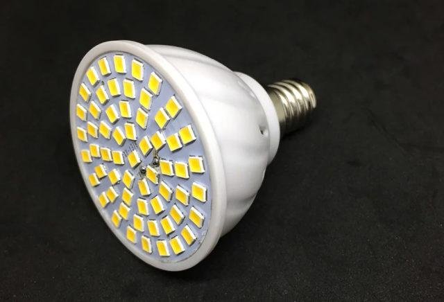 Почему светодиодные лампочки моргают при работающем освещении: подробное объяснение и решение проблемы