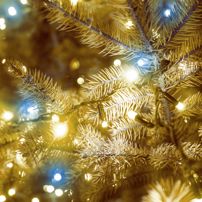 Історія появи електричних гірлянд: шлях від свічок до розумного світла