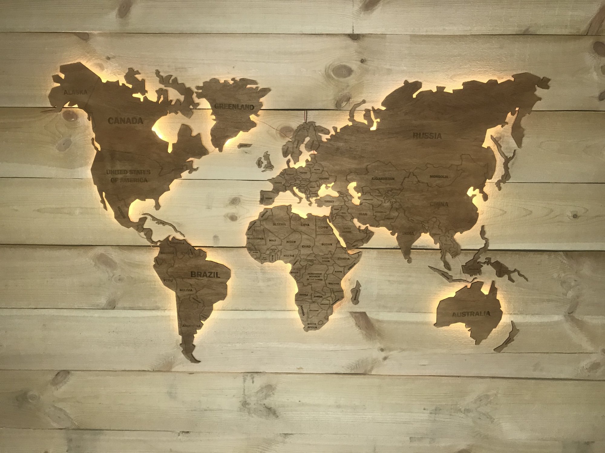 Деревянная карта мира в интерьере