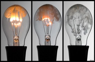 morgaet-lampa-v-osvetitelnom-pribore.jpg