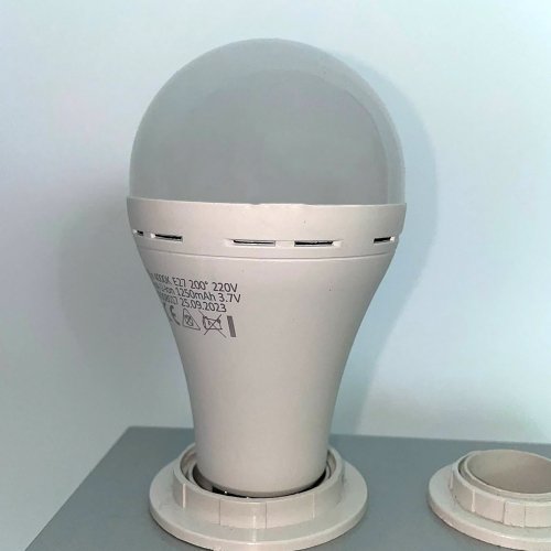 LED лампа аккумуляторная Titanum A68 10W E27 4000K TL-EMA68-10274