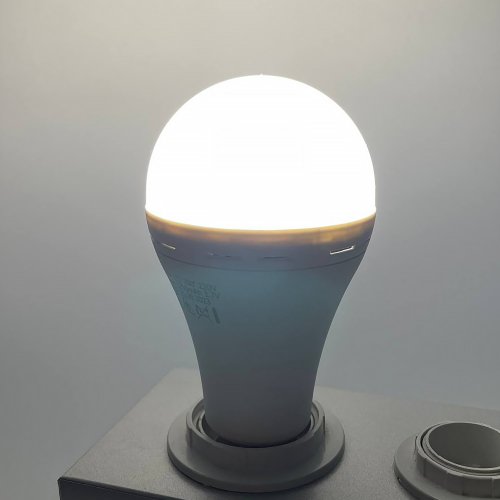 Світлодіодна акумуляторна лампа LED Titanum A68 10W E27 4000K TL-EMA68-10274